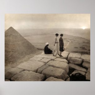 Flapper Girls Sunrise Khufu Pyramid, Egypte 1920 Poster