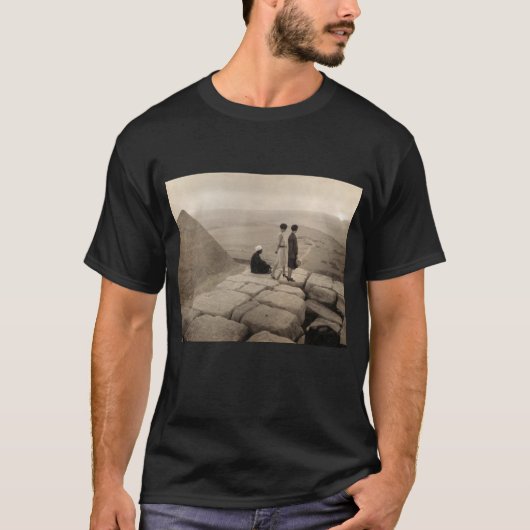 Flapper Girls Sunrise Khufu Pyramid, Egypte 1920 T-shirt (Voorkant)