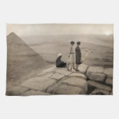 Flapper Girls Sunrise Khufu Pyramid, Egypte 1920 Theedoek (Horizontaal)