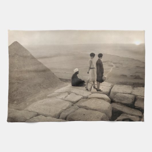 Flapper Girls Sunrise Khufu Pyramid, Egypte 1920 Theedoek (Horizontaal)