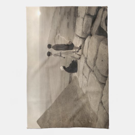 Flapper Girls Sunrise Khufu Pyramid, Egypte 1920 Theedoek (Verticaal)