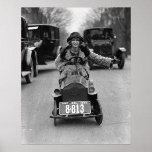 Flapper rijdende pedaloauto, 1924. Oude foto Poster