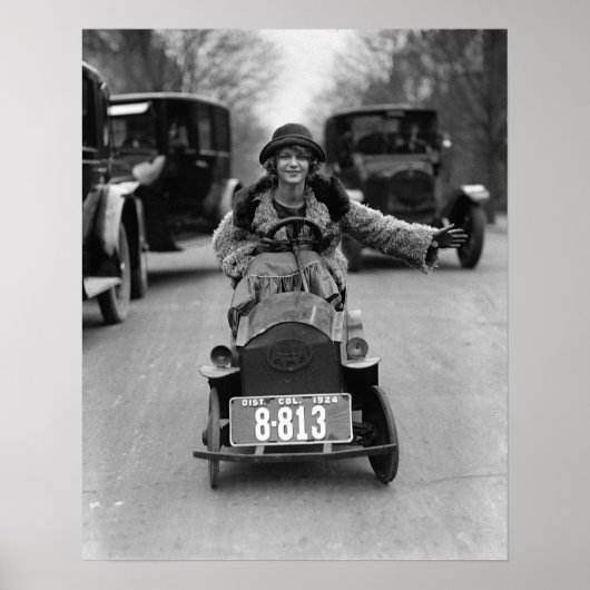 Flapper rijdende pedaloauto, 1924. Oude foto Poster (Voorkant)