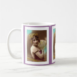 flappermeisje in paars met een waaier koffiemok