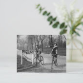 Flappermeisjes die fietsen, 1925 briefkaart (Staand voorkant)