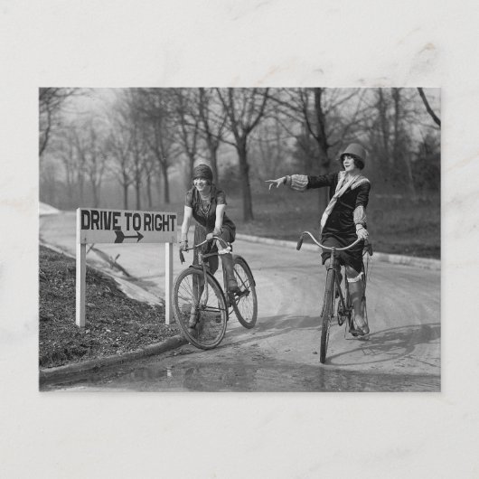 Flappermeisjes die fietsen, 1925 briefkaart (Voorkant)