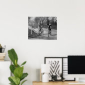 Flappermeisjes op fietsen, 1925. Oude foto Poster (Thuiskantoor)