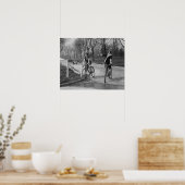 Flappermeisjes op fietsen, 1925. Oude foto Poster (Keuken)