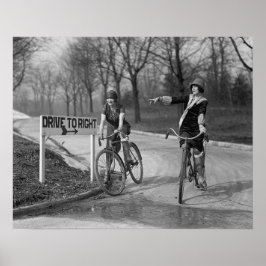 Flappermeisjes op fietsen, 1925. Oude foto Poster