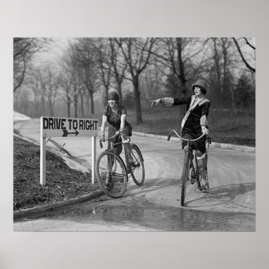 Flappermeisjes op fietsen, 1925. Oude foto Poster (Voorkant)