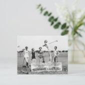 Flappermeisjes spelen golf, 1926 briefkaart (Staand voorkant)
