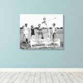 Flappermeisjes spelen golf, 1926 canvas afdruk (Insitu (Houten vloer))