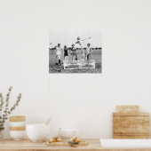 Flappermeisjes spelen golf, 1926. Oude foto Poster (Keuken)