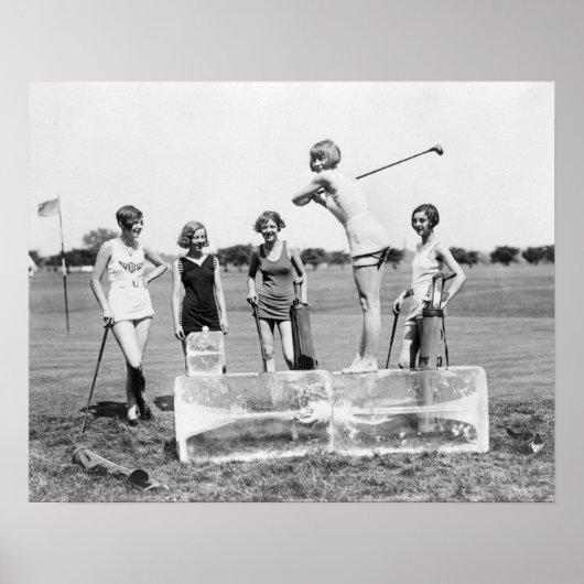 Flappermeisjes spelen golf, 1926. Oude foto Poster (Voorkant)