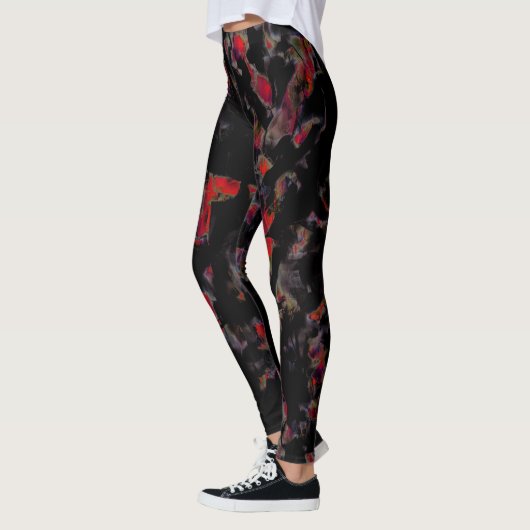 Flashy red blots op donkergrijze rotsbodem, textuu leggings (Links)