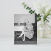 Flask Verborgen in Garter, 1926 Briefkaart (Staand voorkant)