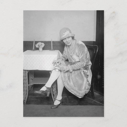 Flask Verborgen in Garter, 1926 Briefkaart (Voorkant)