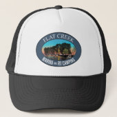 Flat Creek Marina en RV Camping Trucker Hat Trucker Pet (Voorkant)