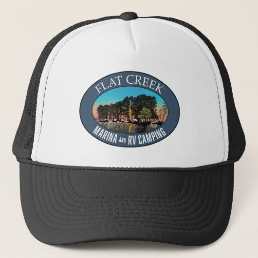 Flat Creek Marina en RV Camping Trucker Hat Trucker Pet (Voorkant)