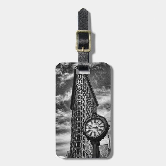 Flatiron Building and Clock in Black and White Bagagelabel (Voorkant verticaal)