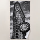 Flatiron Building and Clock in Black and White Strandlaken (Voorkant)