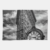 Flatiron Building and Clock in Black and White Theedoek (Horizontaal)