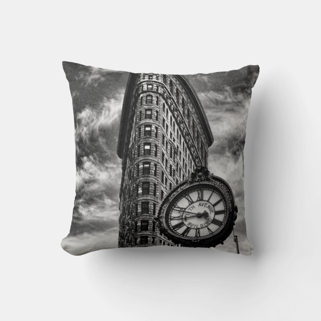 Flatiron Building en Klok in Zwart en Wit Kussen (Voorkant)