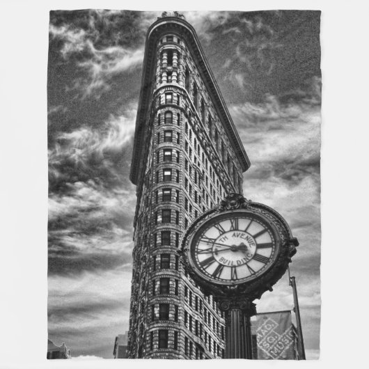 Flatiron Building en klok in zwart-wit Fleece Deken (Voorkant)