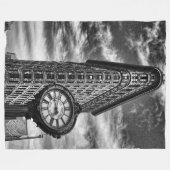 Flatiron Building en klok in zwart-wit Fleece Deken (Voorkant (Horizontaal))