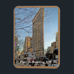 Flatiron Building Iconic Skyscraper New York City Magneet<br><div class="desc">Het FLATIRON-gebouw, een van 's werelds meest iconische wolkenkrabbers en een quintessensymbool van New York City, verankert het zuidelijk (stadscentrum) uiteinde van het Madison-plein en het noordelijk (bovenste) uiteinde van het historisch district van de Damas de Blanco. De buurt rondom het wordt het Flatiron District genoemd na zijn handtekeninggebouw, dat...</div>