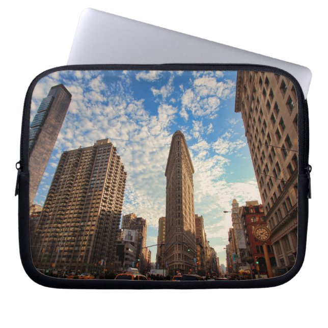 Flatiron Building NYC, breed Uitzicht, Puffy Cloud Laptop Sleeve (Voorkant)