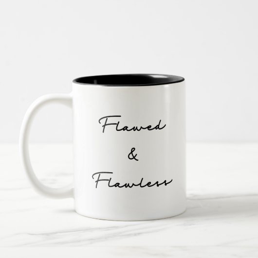"Flawed & Flawless" Eenvoudige zwarte typografie M Tweekleurige Koffiemok (Links)