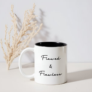 "Flawed & Flawless" Eenvoudige zwarte typografie M Tweekleurige Koffiemok