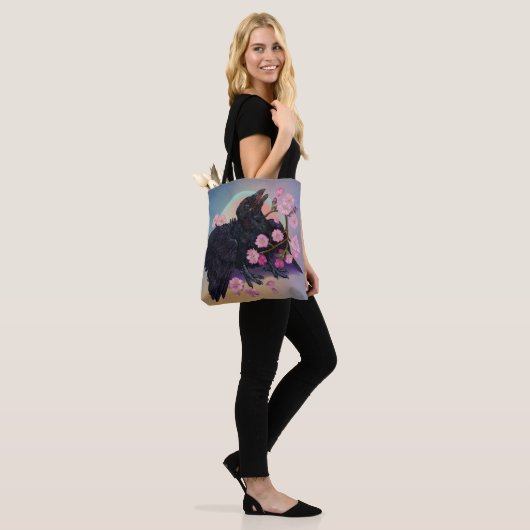 Fledgling met appelbloesems tote bag (Op model)