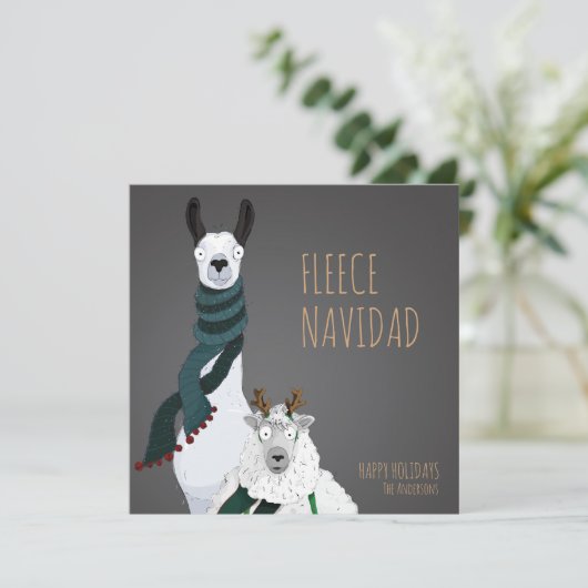 “Fleece Navidad” Chic Funny Quirky Pun Feestdagenkaart (Staand voorkant)