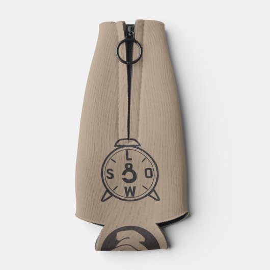 Fles met CorleyQ logo's in het zwart. Flesjeskoeler (Achterkant)