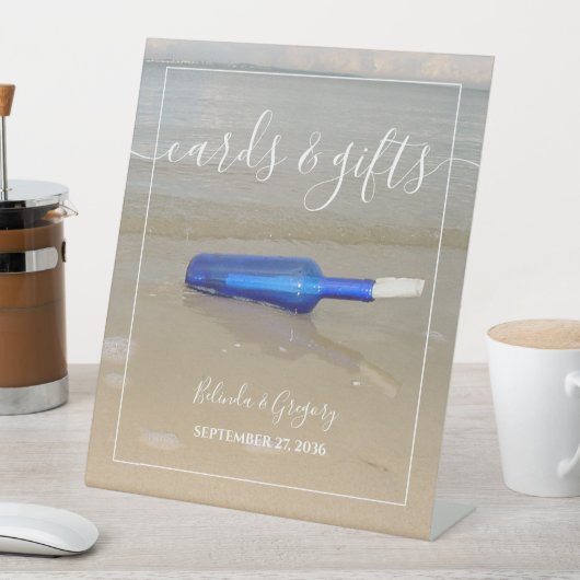 Fles op strandwaadkaarten en cadeautjes reclamebord met voetstuk (Insitu)