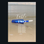 Fles Op Zandstrand Bruiloft Gast Namen Kaart<br><div class="desc">Dit ontwerp bevat een fles die op het strand ligt. De mooie blauwe kleur van de fles steekt af tegen het gouden zand en vormt een perfecte combinatie. De witte rand met fijne lijnen omlijst de aangespoelde blauwe fles op het zand perfect en past bij het moderne witte lettertype. Romantisch...</div>