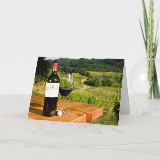 Fles rode wijn en glas op lijst kaart (Voorkant)