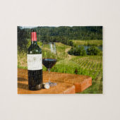 Fles van rode wijn en glas op tafel legpuzzel (Horizontaal)