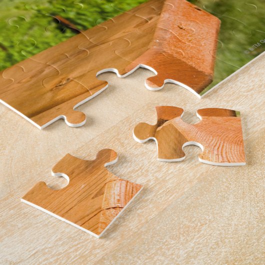 Fles van rode wijn en glas op tafel legpuzzel (Zijkant)