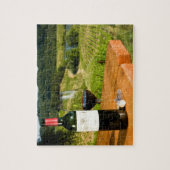 Fles van rode wijn en glas op tafel legpuzzel (Verticaal)