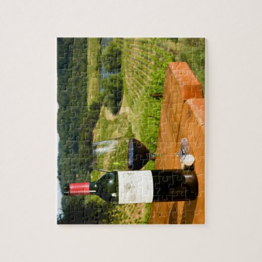 Fles van rode wijn en glas op tafel legpuzzel (Verticaal)