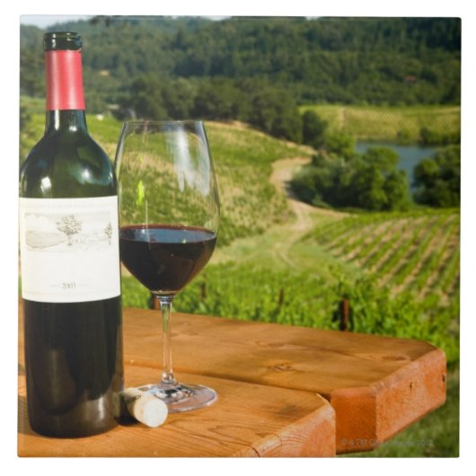 Fles van rode wijn en glas op tafel tegeltje (Voorkant)