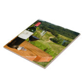 Fles van rode wijn en glas op tafel tegeltje (Zijkant)