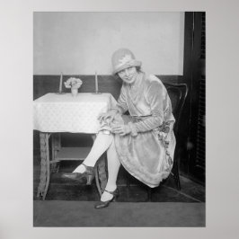 Fles verborgen in kousenband, 1926. Oude foto Poster