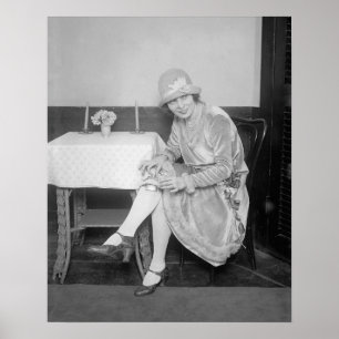 Fles verborgen in kousenband, 1926. Oude foto Poster