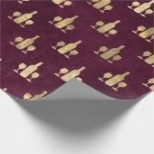 Flessen en glazen metaal-goudwijn op maroon cadeaupapier (Hoek)