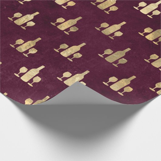Flessen en glazen metaal-goudwijn op maroon cadeaupapier (Hoek)