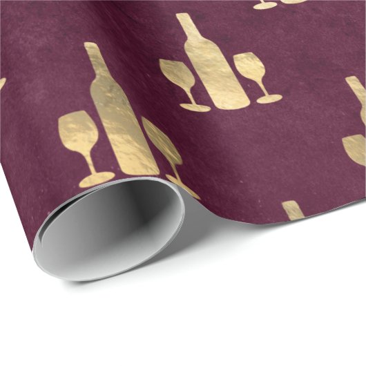 Flessen en glazen metaal-goudwijn op maroon cadeaupapier (Rol Hoek)